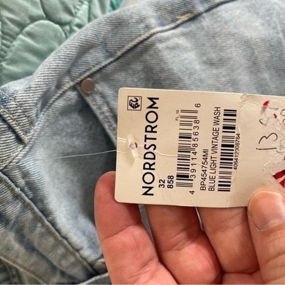 BP High Rise Button Fly Mom Jeans - Size 32 - Blue Light Vintage Wash - NWT - Picture 4 of 7